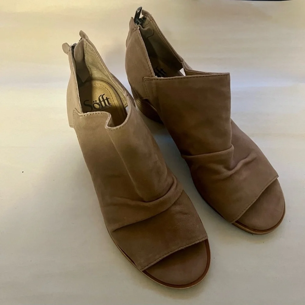 Sofft Women's Tan Catelyn Suede Peep-Toe Ankle Bootie Heel Shoes
